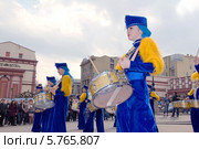 Уличный концерт барабанщиц возле оперного театра. 1 Апреля. Юморина в Одессе (2014 год). Редакционное фото, фотограф KEN VOSAR / Фотобанк Лори