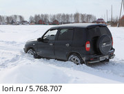 "Нива" забуксовала в снегу (2013 год). Редакционное фото, фотограф Анатолий Матвейчук / Фотобанк Лори