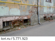 Разрушение цоколя жилого дома (2014 год). Стоковое фото, фотограф Ирина Борсученко / Фотобанк Лори