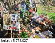 Лидер движения "Трудовая Россия" Виктор Анпилов и ветеран Великой Отечественной войны, снайпер, связистка Зинаида Иванова на Театральной площади во время праздника Победы 9 мая (2013 год). Редакционное фото, фотограф Алёшина Оксана / Фотобанк Лори