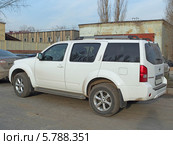 Nissan Pathfinder ("Ниссан-Патфайндер") (2014 год). Редакционное фото, фотограф Анна Мишина / Фотобанк Лори