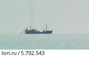 Рыболовецкое судно в море. Стоковое видео, видеограф Александр Устич / Фотобанк Лори