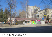 Химки. Остановка городского общественного транспорта на улице Московской (2014 год). Редакционное фото, фотограф Т. З. / Фотобанк Лори