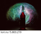 Из бутылки с сиропом вырываются разноцветные искры и образуют купол. Стоковое фото, фотограф Алексей Луковников / Фотобанк Лори