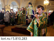 Вербное воскресение в Новодевичьем монастыре, мальчик читает молитву Отче Наш (2014 год). Редакционное фото, фотограф Дмитрий Неумоин / Фотобанк Лори