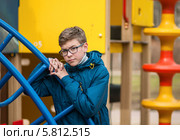 Симпатичный молодой парень возле лестницы в детском городке. Стоковое фото, фотограф Игорь Низов / Фотобанк Лори