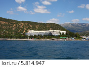 Крым, вид с моря на пансионат "Канака" (2013 год). Редакционное фото, фотограф Оксана Лычева / Фотобанк Лори