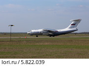 Военно-транспортный самолёт Ил-76 МД на взлетной полосе (бортовой номер RF-94346 ) (2014 год). Редакционное фото, фотограф Алексей Гусев / Фотобанк Лори