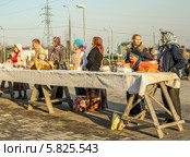 Прихожане из Митина с пасхой и куличами ожидают батюшку около Xрама Всемилостивого Спаса (2014 год). Редакционное фото, фотограф Виктор Тараканов / Фотобанк Лори