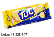 Упаковка солёного печенья TUC на белом фоне (2014 год). Редакционное фото, фотограф Роман Самохин / Фотобанк Лори