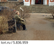 Cтарая женщина отдыхает на скамейке (2014 год). Редакционное фото, фотограф Самойлова Екатерина / Фотобанк Лори