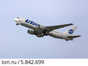 Самолет авиакомпании UTair Boeing 767-200ER (бортовой номер VP-BAG) взлетает (2014 год). Редакционное фото, фотограф Алексей Гусев / Фотобанк Лори