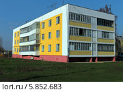 Трех этажный дом в поселке Ломовое.Орловская область.Россия (2014 год). Стоковое фото, фотограф Николай Голиков / Фотобанк Лори