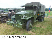 Американский военный грузовик GMC CCKW-353, 3-й международный слет "Моторы войны" вблизи города Черноголовки, Московская область (2013 год). Редакционное фото, фотограф Малышев Андрей / Фотобанк Лори