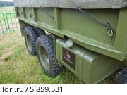 Американский военный грузовик GMC CCKW-353, фрагмент кузова, 3-й международный слет "Моторы войны" вблизи города Черноголовки, Московская область (2013 год). Редакционное фото, фотограф Малышев Андрей / Фотобанк Лори