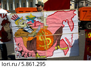 Карикатурный рисунок с символическим изображением США на фоне карты СССР на митинге КПРФ в праздничный день 1 мая 2014 года на Театральной площади города Москвы. Редакционное фото, фотограф Николай Винокуров / Фотобанк Лори