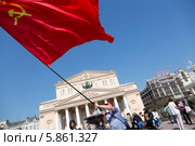 Мужчина размахивает красным флагом СССР на Театральной площади во время митинга КПРФ, посвященного Дню солидарности трудящихся 1 мая, Москва (2014 год). Редакционное фото, фотограф Николай Винокуров / Фотобанк Лори