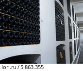 Винный подвал винодельческого комбината "Массандра", Крым (2011 год). Редакционное фото, фотограф Ирина Борсученко / Фотобанк Лори
