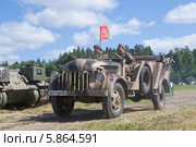 Немецкий ретро автомобиль Штерн Steyr 1500A/02 kfz.69 выезжает на дорогу, 3-й международный слет "Моторы войны" вблизи города Черноголовка (2013 год). Редакционное фото, фотограф Малышев Андрей / Фотобанк Лори