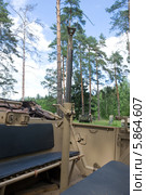 Немецкий ретро автомобиль Штерн Steyr 1500A/02 kfz.69 в лесу, кронштейн пулемета в кабине, 3-й международный слет "Моторы войны" вблизи города Черноголовка (2013 год). Редакционное фото, фотограф Малышев Андрей / Фотобанк Лори
