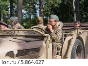 Немецкий ретро автомобиль Штерн Steyr 1500A/02 kfz.69 с экипажем, 3-й международный слет "Моторы войны" вблизи города Черноголовка, Московская область (2013 год). Редакционное фото, фотограф Малышев Андрей / Фотобанк Лори