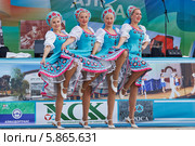 Старшая группа детского танцевального коллектива"Вдохновение" (2013 год). Редакционное фото, фотограф Роман Фомин / Фотобанк Лори