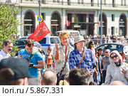 Люди отмечают праздник Победы 9 Мая на Театральной площади (2013 год). Редакционное фото, фотограф Алёшина Оксана / Фотобанк Лори