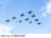 Репетиция авиационной части парада в честь Дня Победы над Красной площадью в Москве. Тактическое авиационное крыло в составе 10 самолетов Су-34, Су-27 и МиГ-29 (2014 год). Редакционное фото, фотограф Владимир Сергеев / Фотобанк Лори