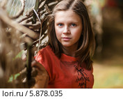 Юная девушка стоит возле забора плетённого из прутьев. Стоковое фото, фотограф Игорь Низов / Фотобанк Лори