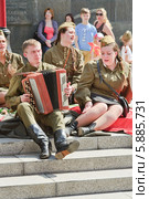 Актеры театра в Камергерском переулке в День Победы 9 мая (2013 год). Редакционное фото, фотограф Алёшина Оксана / Фотобанк Лори