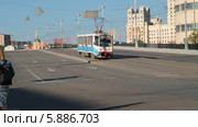 Трамвай идет по Большому Устьинскому мосту. Москва (2014 год). Стоковое видео, видеограф Сергей Соболев / Фотобанк Лори