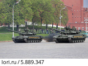Т-90 «Владимир» — российский боевой танк на параде, Красная площадь, Москва (2014 год). Редакционное фото, фотограф Алексей Гусев / Фотобанк Лори