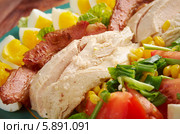 Кобб салат с беконом, курицей, вареными яйцми и кукурузой. Стоковое фото, фотограф Александр Fanfo / Фотобанк Лори