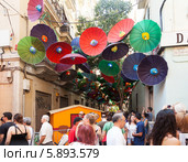 Украшения фестиваля Gracia в Барселоне, Каталония (2013 год). Редакционное фото, фотограф Яков Филимонов / Фотобанк Лори