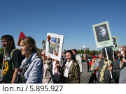 Участники марша "Бессмертный полк" на Поклонной горе. Москва, День Победы (2014 год). Редакционное фото, фотограф Щеголева Ольга / Фотобанк Лори