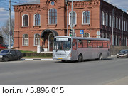 Автобус № 46 идет по улице Папивина, Клин, Московская область (2014 год). Редакционное фото, фотограф lana1501 / Фотобанк Лори
