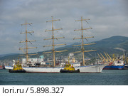 Выбуксировка парусника "Надежда", порт Новороссийск, участник "SCF Black Sea Tall Ships Regatta 2014" Редакционное фото, фотограф Игорь Архипов / Фотобанк Лори