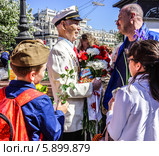 Поздравление ветерана с Днем Победы (2014 год). Редакционное фото, фотограф Виктор Тараканов / Фотобанк Лори