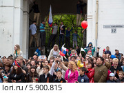 Севастопольцы, крымчане смотрят Парад Победителей на проспекте Нахимова города Севастополя, Россия 9 мая 2014. Редакционное фото, фотограф Николай Винокуров / Фотобанк Лори