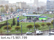 Град в летнее время года. Площадь Конституции, заправка Neste, Санкт-Петербург (2014 год). Редакционное фото, фотограф Кекяляйнен Андрей / Фотобанк Лори