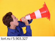 рабочий кричит в дорожный конус. Стоковое фото, фотограф Phovoir Images / Фотобанк Лори