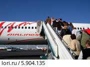 Аэропорт Домодедово. Пассажиры поднимаются по трапу в самолет Boeing 757-200 авиакомпании "ВИМ-Авиа" (2014 год). Редакционное фото, фотограф Щеголева Ольга / Фотобанк Лори
