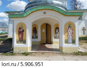 Крыпецкий монастырь в Псковской области. Вход в Собор Иоанна Богослова (2014 год). Стоковое фото, фотограф Наталия Журавлёва / Фотобанк Лори
