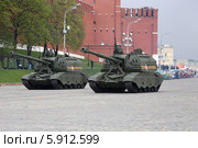 Две 152-мм дивизионных самоходных гаубиц 2С19 «Мста-С» на Васильевском спуске, Москва (2014 год). Редакционное фото, фотограф Алексей Гусев / Фотобанк Лори