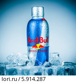 Бутылка с энергетическим напитком Red Bull Energy Drink на льду (2014 год). Редакционное фото, фотограф Андрей Армягов / Фотобанк Лори