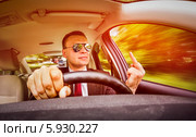 Мужчина в солнцезащитных очках за рулем автомобиля. Стоковое фото, фотограф Андрей Армягов / Фотобанк Лори