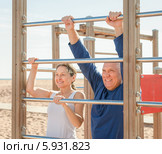 Счастливая пожилая пара на спортплощадке. Стоковое фото, фотограф Яков Филимонов / Фотобанк Лори