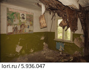 Старая заброшенная школа. Россия, Ливенский район, село Ровнец (2014 год). Редакционное фото, фотограф Сергей Чайко / Фотобанк Лори