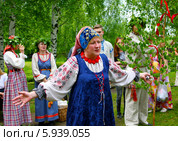 Праздник Троица В России, фольклор и народные гуляния (2013 год). Редакционное фото, фотограф ElenArt / Фотобанк Лори