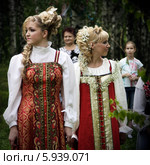 Конкурс парикмахерского искусства " Русская коса" на празднике Троицы, девушки в народных костюмах (2013 год). Редакционное фото, фотограф ElenArt / Фотобанк Лори